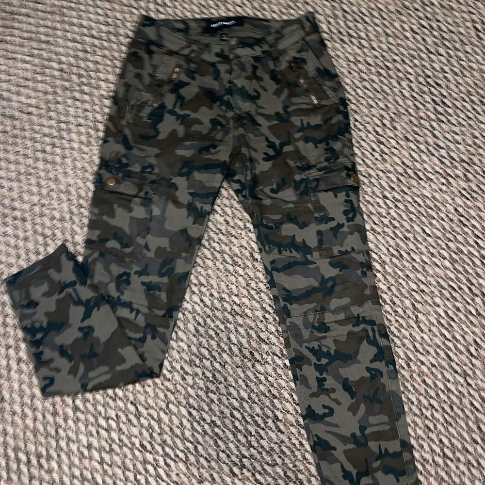 Camo cargo skinny leg pants